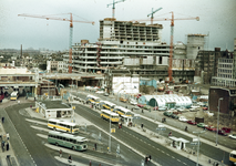 804269 Gezicht op het in aanbouw zijnde kantoor- en winkelcentrum Hoog Catharijne te Utrecht, met op de voorgrond het ...